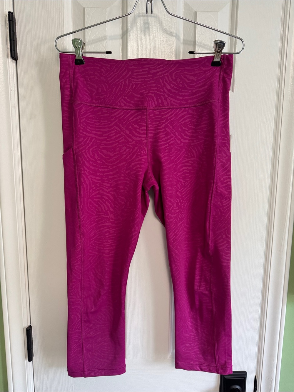 Athleta Ultimate Stash Pocket Printed Capri Medium Fuschia